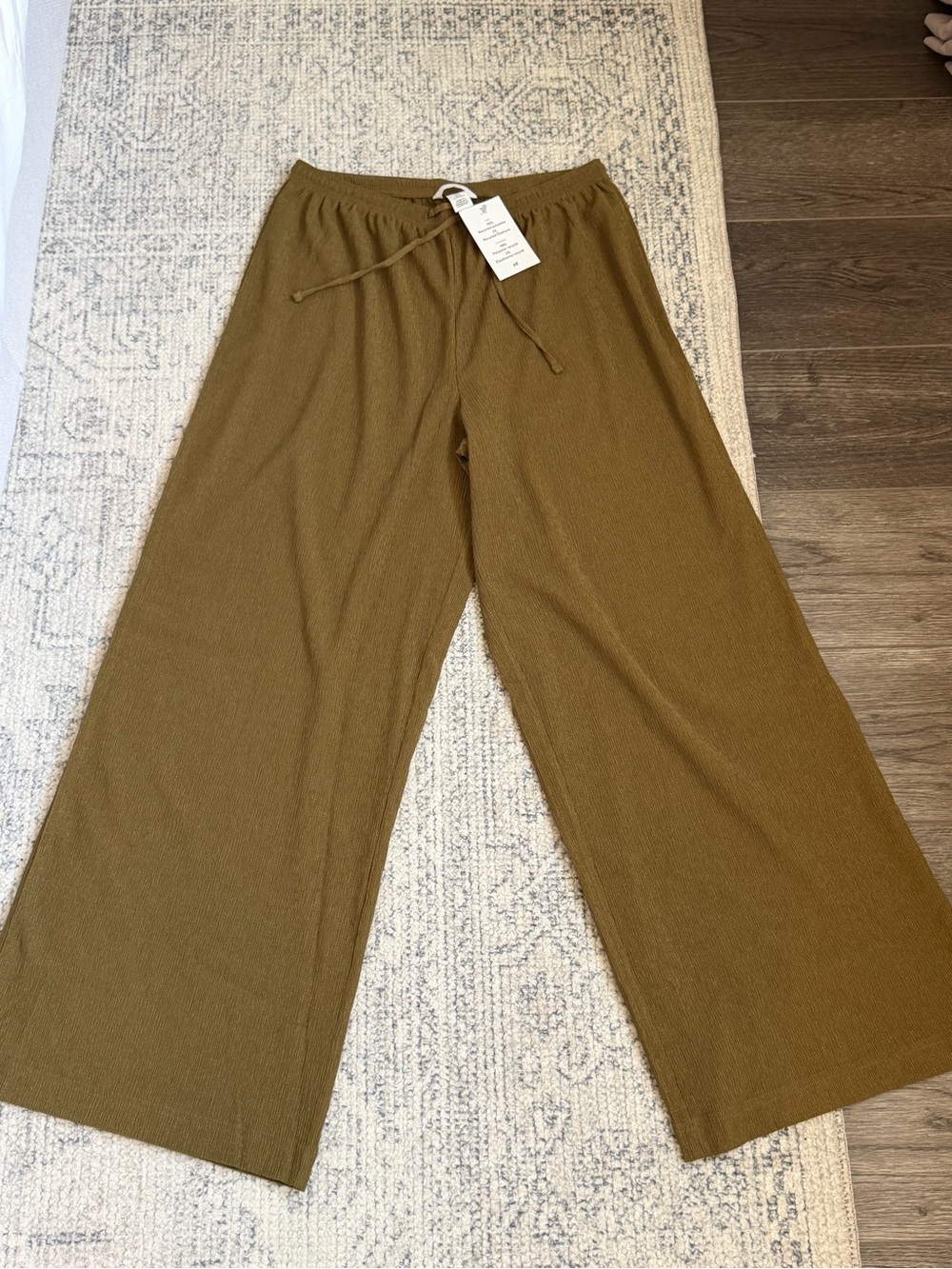 H&M • Women’s Wide-Leg Flowy Pants in Olive